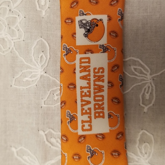 Vineyard Vines Cleveland Browns Silk Tie - Picture 4 of 5